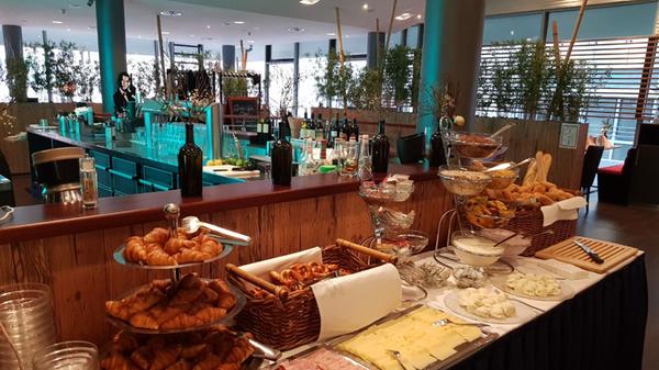 Erst Brunchen, dann ins Kino. So funktioniert die Frühstücks-Kombi (10:30 bis 14:30 Uhr, Preis: 30 Euro) im Restaurant First Floor im Admiral Filmpalast. Wer sich ausschließlich mit dem Brunchbuffet (bestehend aus kalten und warmen Gerichten sowie Dessert-Buffet mit Tiramisu, Fruchtsalat, einem Schokobrunnen und Eis) beschäftigen mag, zahlt 23 Euro. Im Preis enthalten: Kaffee und O-Saft.