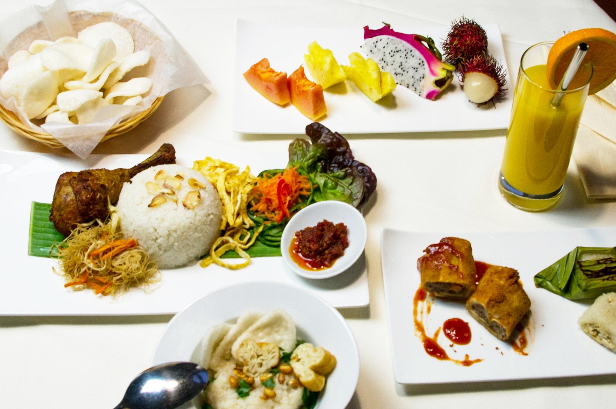 Etwas ganz besonderes ist der Brunch im Restaurant Borobudur, der bislang nur an ausgewählten Feiertagen stattfindet (ca. 25 Euro pro Person, warme Getränke inklusive), in Zukunft aber auch regelmäßig veranstaltet werden soll. Dort wird indonesisches Frühstück angeboten und das wird traditionellerweise gerne warm gegessen. Beispiele dafür sind zum Beispiel "Bubur Ayam", warme Reissuppe mit kräftiger Hühnerbouillon, oder "Nasi Uduk", in Kokosmilch gekochter Reis. Kinder bekommen im Restaurant Borobudur ein kostenloses Reisnudelgericht.