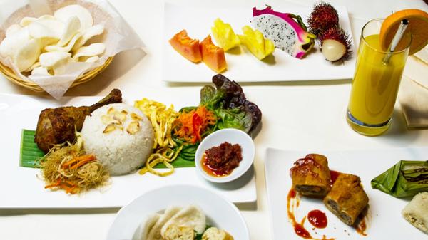 Etwas ganz besonderes ist der Brunch im Restaurant Borobudur, der bislang nur an ausgewählten Feiertagen stattfindet (ca. 25 Euro pro Person, warme Getränke inklusive), in Zukunft aber auch regelmäßig veranstaltet werden soll. Dort wird indonesisches Frühstück angeboten und das wird traditionellerweise gerne warm gegessen. Beispiele dafür sind zum Beispiel "Bubur Ayam", warme Reissuppe mit kräftiger Hühnerbouillon, oder "Nasi Uduk", in Kokosmilch gekochter Reis. Kinder bekommen im Restaurant Borobudur ein kostenloses Reisnudelgericht.