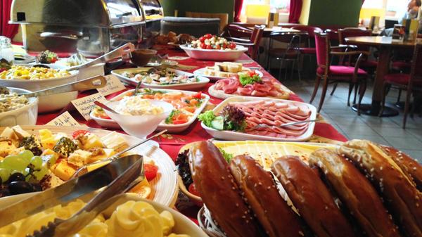 Wer den Sonntagsbrunch im Café Fatal besucht, bekommt ein Frühstücksbuffet “wie bei Muttern” (Preis: 14,50 Euro). Angeboten werden zu Brezen, Brötchen und Brot Weißwürste, Käse und Wurst, Tomate-Mozzarella, immer wechselnde Nudel- und Couscoussalate und vieles mehr. Ab 12 Uhr wird warm aufgetischt, neben Braten und Kloß mit Soß' gibt es immer auch ein vegetarisches Gericht, beispielsweise Spinatlasagne.