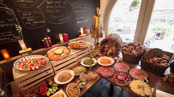 Lachs, Obadzder, Antipasti und Weißwurst werden jeden Sonn- und Feiertag im Zeit und Raum beim "Punk Cuisine"-Brunch aufgetischt (von 9 bis 14 Uhr, Preis: 14,90 Euro). Neben dreierlei Quiche, warmen Gerichten und Nachspeisen bringen Kuchen und eine Waffeleisen-Station die Frühstücks-Tische zum Biegen. Das Highlight ist eine süße Sauerei: Schokofondue, in das der Gast Obst und sogar Windbeutel in heißer Schokolade baden und mit verschiedenen Toppings garnieren kann.