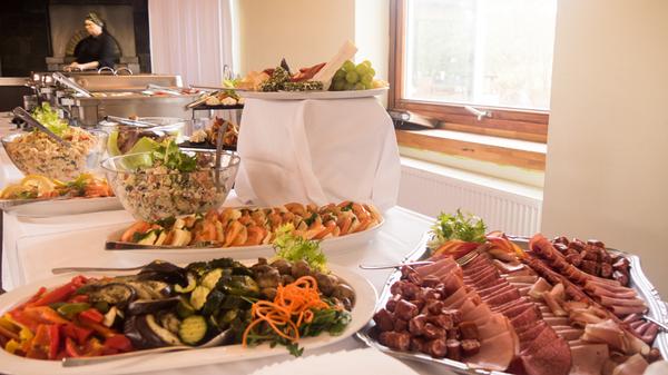 Mit Kinderbetreuung im direkt angrenzenden Gartenzimmer, klassischen bis exotischen Leckereien und Filterkaffee ohne Ende lädt das Parks von 10 bis 14 Uhr zum Sonntagsbrunch. Der Kostenfaktor: 17 Euro pro Erwachsenem, für Kinder wird ein Euro pro Lebensjahr kassiert. Dafür gibt es auf dem Brunchbuffet Wurst- und Käseplatten sowie Tomate-Mozzarella, Lachs und Antipasti-Platten, Nürnberger Bratwürstchen und Frühlingsröllchen. Ein besonderes Highlight ist die Bio-Eierbar. Ab 11.30 Uhr gibt es am Buffet auch warme Speisen zur Auswahl: meist ein Fischgericht, Fleisch sowie ein vegetarisches und manchmal auch veganes Gericht.