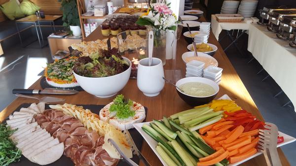 Ein Brunch ohne anschließende Reue: Ernährungsbewusste schlemmen im Green Lion Desserts ohne Zucker, Pfannkuchen mit einer Extraportion Protein und garantiert Zucker- und Weißmehlfrei. Sowohl für Fleischliebhaber, aber auch für Vegetarier und Veganer ist im Angebot etwas dabei. Der Brunch findet jeweils am ersten Sonntag im Monat um 10 Uhr sowie in einer zweiten Runde um 13 Uhr statt. Im Preis von 19 Euro ist ein Begrüßungsgetränk inklusive, beispielsweise Minzwasser oder selbstgemachte zuckerfreie Limo.