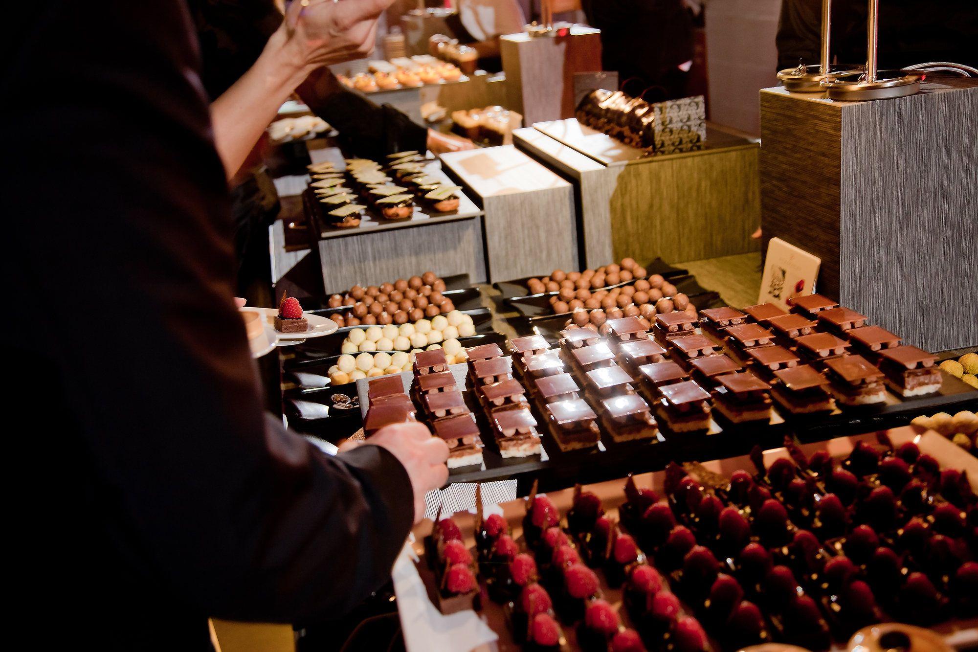 Ein Sonntagsbrunch inmitten von Oldtimern und automobilen Raritäten und als Highlight die feinen Kreationen aus der Patisserie Tafelzier: Das bietet die Cateringfirma El Paradiso im Ofenwerk. Der Brunch (11 bis 14 Uhr) kostet 39,90 Euro, Getränke werden extra berechnet. Die Brunchtermine sowie die jeweilige Speisekarte - von pochierten Eiern auf Shakshuka bis hin zu Kabeljau mit Tomaten-Limetten-Ragout - werden auf der Webseite des Ofenwerks angekündigt.