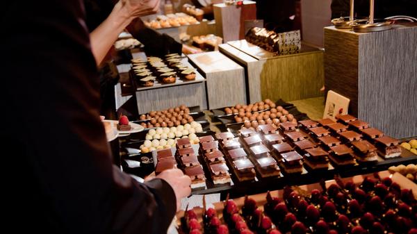 Ein Sonntagsbrunch inmitten von Oldtimern und automobilen Raritäten und als Highlight die feinen Kreationen aus der Patisserie Tafelzier: Das bietet die Cateringfirma El Paradiso im Ofenwerk. Der Brunch (11 bis 14 Uhr) kostet 39,90 Euro, Getränke werden extra berechnet. Die Brunchtermine sowie die jeweilige Speisekarte - von pochierten Eiern auf Shakshuka bis hin zu Kabeljau mit Tomaten-Limetten-Ragout - werden auf der Webseite des Ofenwerks angekündigt.