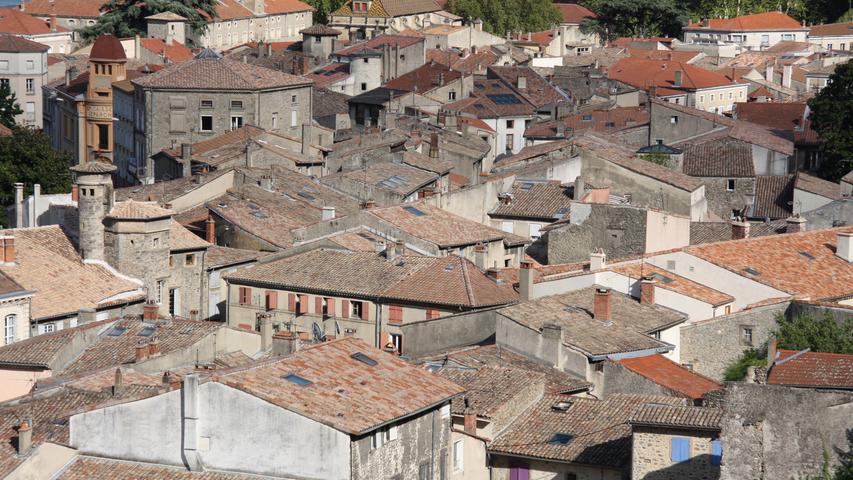 Über den Dächern von Paris? Nein, das hier sind die Dächer von Tournon. Die Häuser sind typisch für die Ardèche-Region Auvergne-Rhône-Alpes.