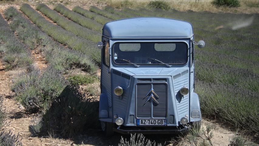 Auch wenn die Lavendelfelder in der Provence abgeblüht sind - wenigster der klapprige alte Citroën-Transporter trägt das typische Blau der Region.