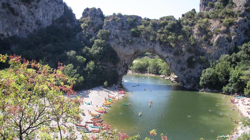Im Hochsommer paddeln bis zu 2000 Boote täglich unter dem Pont d’Arc durch. Die natürliche Steinbrücke über die Ardèche im Süden Frankreichs ist 60 Meter lang und 54 Meter hoch.