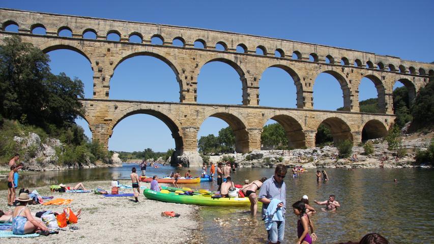 Der Pont du Gard bei Avignon ist eines der am besten erhaltenen römischen Bauwerke in Europa. Im Sommer strömen Menschenmassen an den Aquädukt, um mit dem Kajak darunter durch zu paddeln.