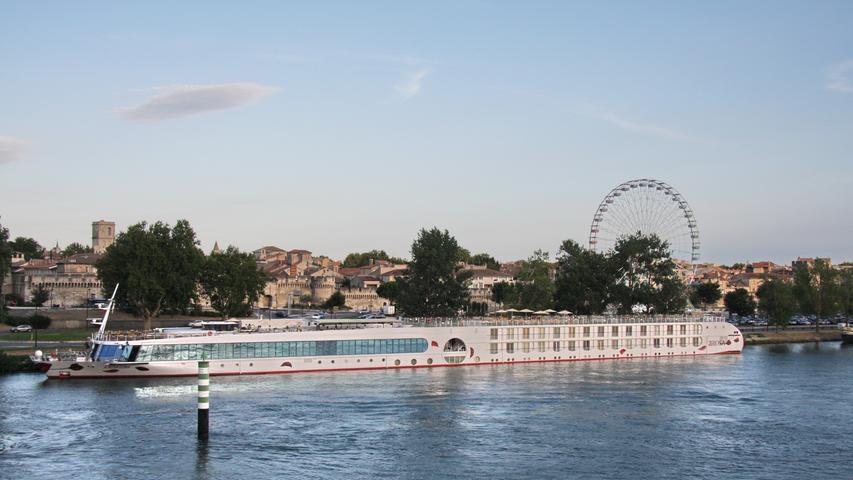 Die A-rosa Luna macht Halt am Ufer von Avignon.