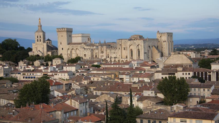 Blick auf Avignon und den klotzigen Papstpalast. Die Stadt war von 1309 bis 1377 Sitz der katholischen Päpste.