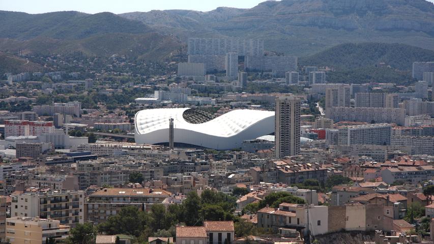 Blick auf die Hafenstadt Marseille und das spektakuläre, 2014 komplett renoviert Stadion Vélodrome.
