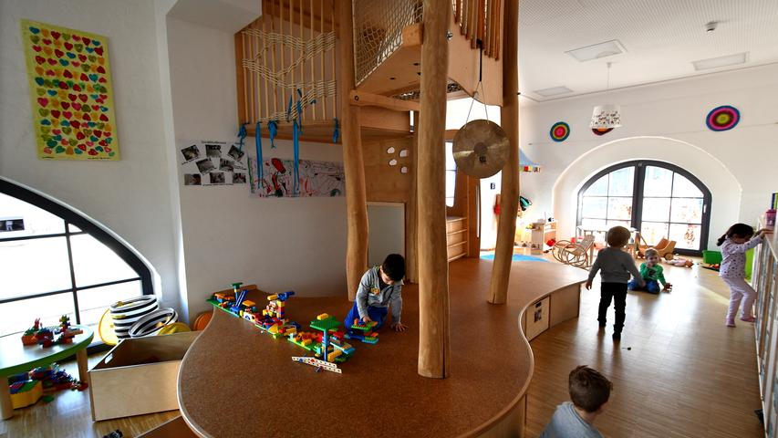 In der privaten Kindertagesstätte "Bullerbü" finden die Mädchen und Jungen nicht nur draußen, sondern auch in den Gruppenräumen viele Möglichkeiten zum Spielen, Klettern und Toben.