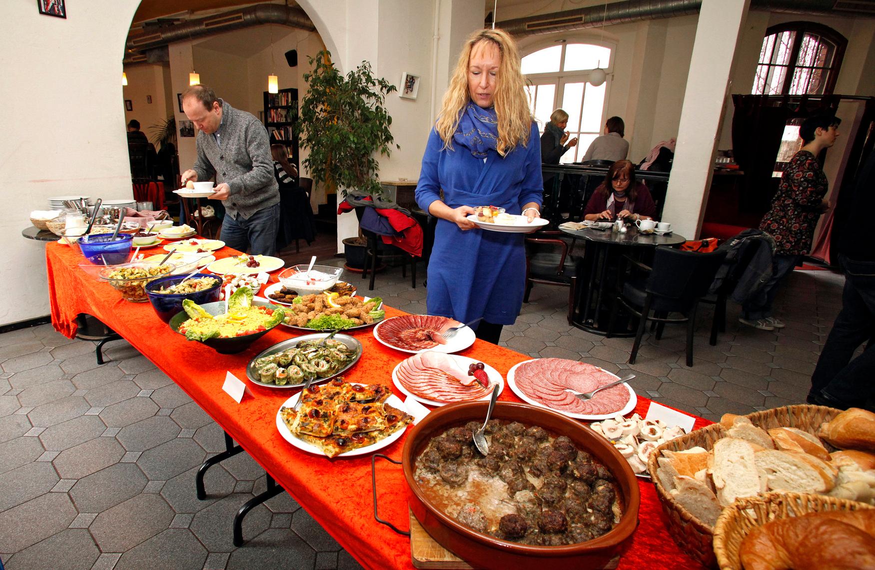 Eines der Kult-Frühstücks-Restaurants in Nürnberg: das Balazzo Brozzi. Sonntags von 9 bis 13.30 Uhr stehen auf dem Buffet Aufschnitt, Eier, Müsli, Obstsalat, verschiedene Brotsorten, Bamberger, verschiedene Salate, Fleischbällchen und vegetarische Aufstriche bereit. Die Auswahl variiert, es gibt nicht immer dasselbe. Genauso die Kosten: Es gibt keinen Festpreis, man holt sich, was man möchte. Am Tresen wird dann der Preis dafür geschätzt.