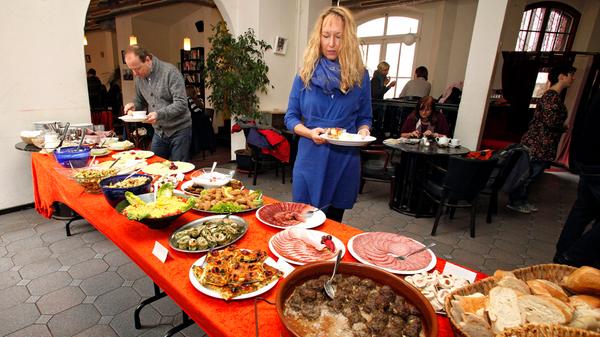 Eines der Kult-Frühstücks-Restaurants in Nürnberg: das Balazzo Brozzi. Sonntags von 9 bis 13.30 Uhr stehen auf dem Buffet Aufschnitt, Eier, Müsli, Obstsalat, verschiedene Brotsorten, Bamberger, verschiedene Salate, Fleischbällchen und vegetarische Aufstriche bereit. Die Auswahl variiert, es gibt nicht immer dasselbe. Genauso die Kosten: Es gibt keinen Festpreis, man holt sich, was man möchte. Am Tresen wird dann der Preis dafür geschätzt.