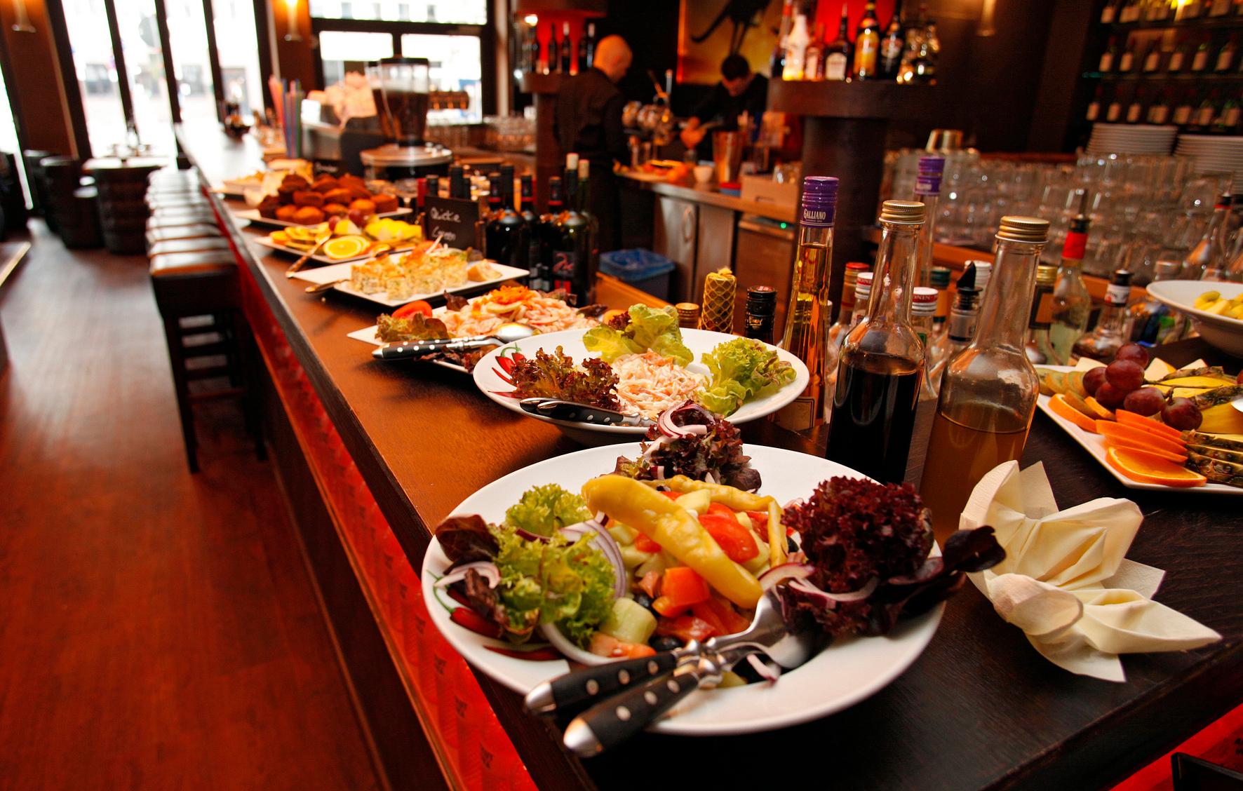 Rührei mit Krokodil oder doch lieber einen Känguru-Wrap? Neben australischen Spezialitäten gibt es beim Brunch in der Australian Bar (immer sonntags von 9.30 bis 14 Uhr) auch die Klassiker wie beispielsweise Müsli, Brotaufstriche, Wurst, Käse, Marmelade und verschiedenes Brot. Für einen Preis von 15,90 Euro dürfen Gäste sich selbst leckere Waffeln machen sowie sich am Schokobrunnen und am Prosecco vom Buffet bedienen.