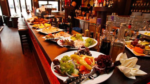 Rührei mit Krokodil oder doch lieber einen Känguru-Wrap? Neben australischen Spezialitäten gibt es beim Brunch in der Australian Bar (immer sonntags von 9.30 bis 14 Uhr) auch die Klassiker wie beispielsweise Müsli, Brotaufstriche, Wurst, Käse, Marmelade und verschiedenes Brot. Für einen Preis von 15,90 Euro dürfen Gäste sich selbst leckere Waffeln machen sowie sich am Schokobrunnen und am Prosecco vom Buffet bedienen.