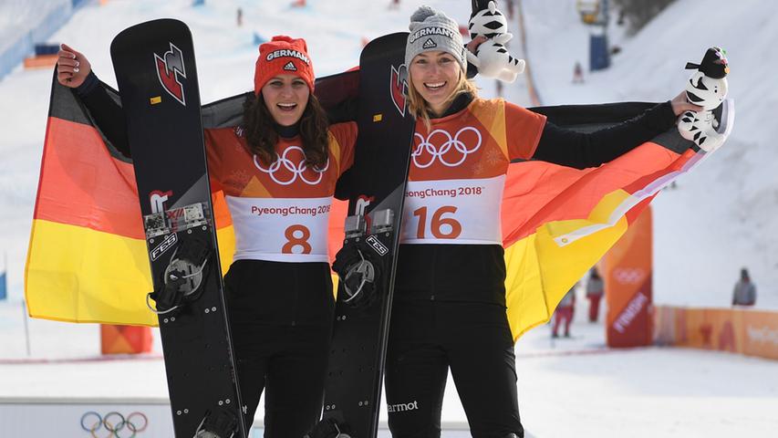 Snowboarderin Selina Jörg (rechts) aus Sonthofen hat die Silbermedaille gewonnen. Zudem sicherte sich im Finale des Parallel-Riesenslaloms Ramona 
 Hofmeister aus Bischofswiesen Bronze.