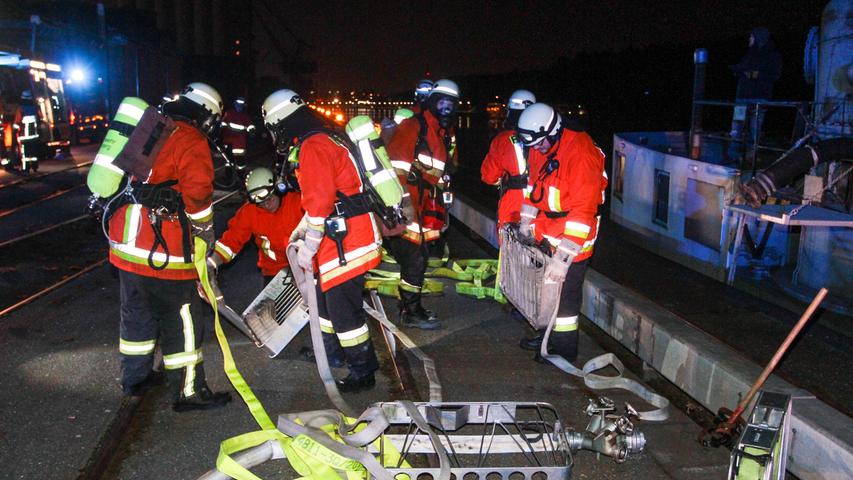 Brand auf Schiff: Feuerwehr übt am Nürnberger Hafen