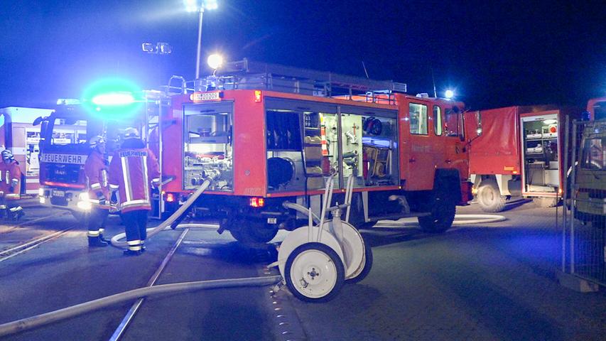Brand auf Schiff: Feuerwehr übt am Nürnberger Hafen