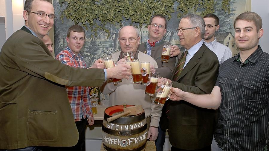 Ein Prosit auf ein fruchtiges Bieraroma aus der neuen Hopfensorte „Saphir“ mit Brauherr Christoph Gewalt und Senior-Chef Dieter (vorne l.u.r.) sowie den Brau-Azubis Johann Comann (verdeckt), Tobias Medla, Braumeister Roman Gause, Marco Junker und Michael Wenk (hinten, von links) und Braumeister und Hopfenhändler Bruno Winkelmann (Mitte). Ein Prosit auf ein fruchtiges Bieraroma aus der neuen Hopfensorte „Saphir“ mit Brauherr Christoph Gewalt und Senior-Chef Dieter (vorne l.u.r.) sowie den Brau-Azubis Johann Comann (verdeckt), Tobias Medla, Braumeister Roman Gause, Marco Junker und Michael Wenk (hinten, von links) und Braumeister und Hopfenhändler Bruno Winkelmann (Mitte).