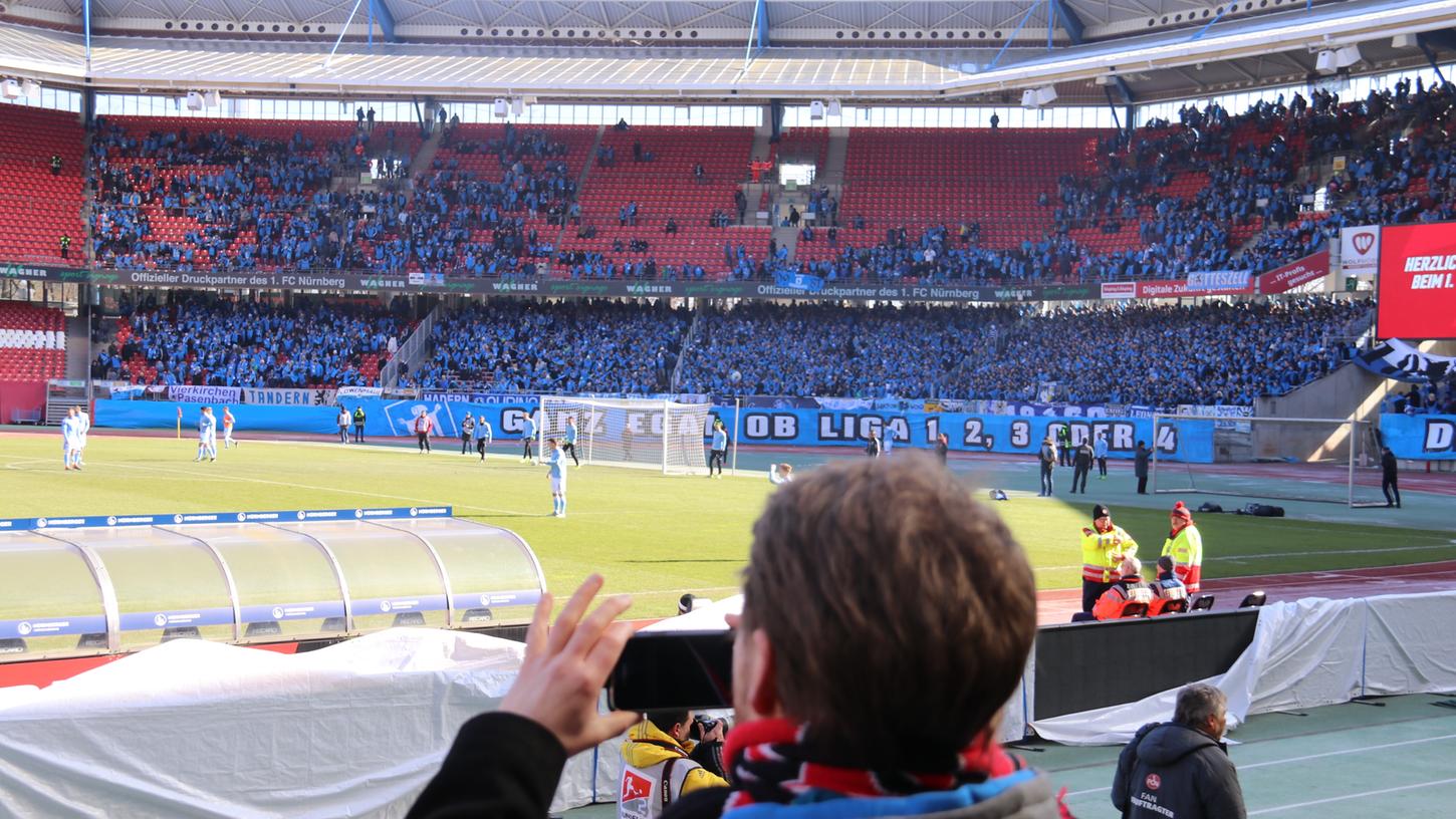 Das ist mal ein anständiger Auswärts-Support: Rund 14.000 Münchner feuerten ihre Löwen im Regionalligaspiel bei der U21 des FCN an. Und Fanreporter Hendrik bannte die Bilder auf sein Smartphone.