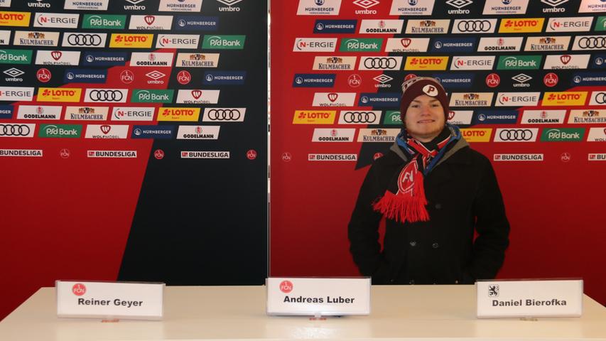 Vor dem Spiel sah sich der 20-jährige Sieger eines Gewinnspiels von Nürnberger Versicherung und nordbayern.de den Pressekonferenz-Raum an. Probestehen inklusive.