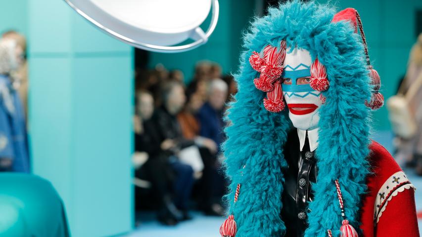 Das Who-is-Who der Modewelt präsentierte auf der Mailänder Modewoche neue Kollektionen. Moncler setzt im Winter 2018/19 auf quietschbunte Ganzkörperverhüllung - zumindest muss darin niemand frieren.