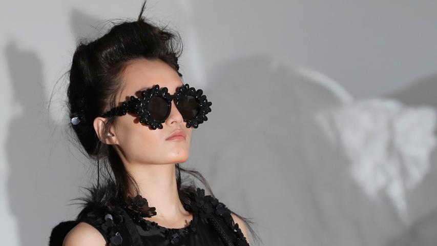 Ebenso präsentiert das italienische Luxus-Label diese pechschwarze XXL-Sonnenbrille mit Pickel-Applikationen.
