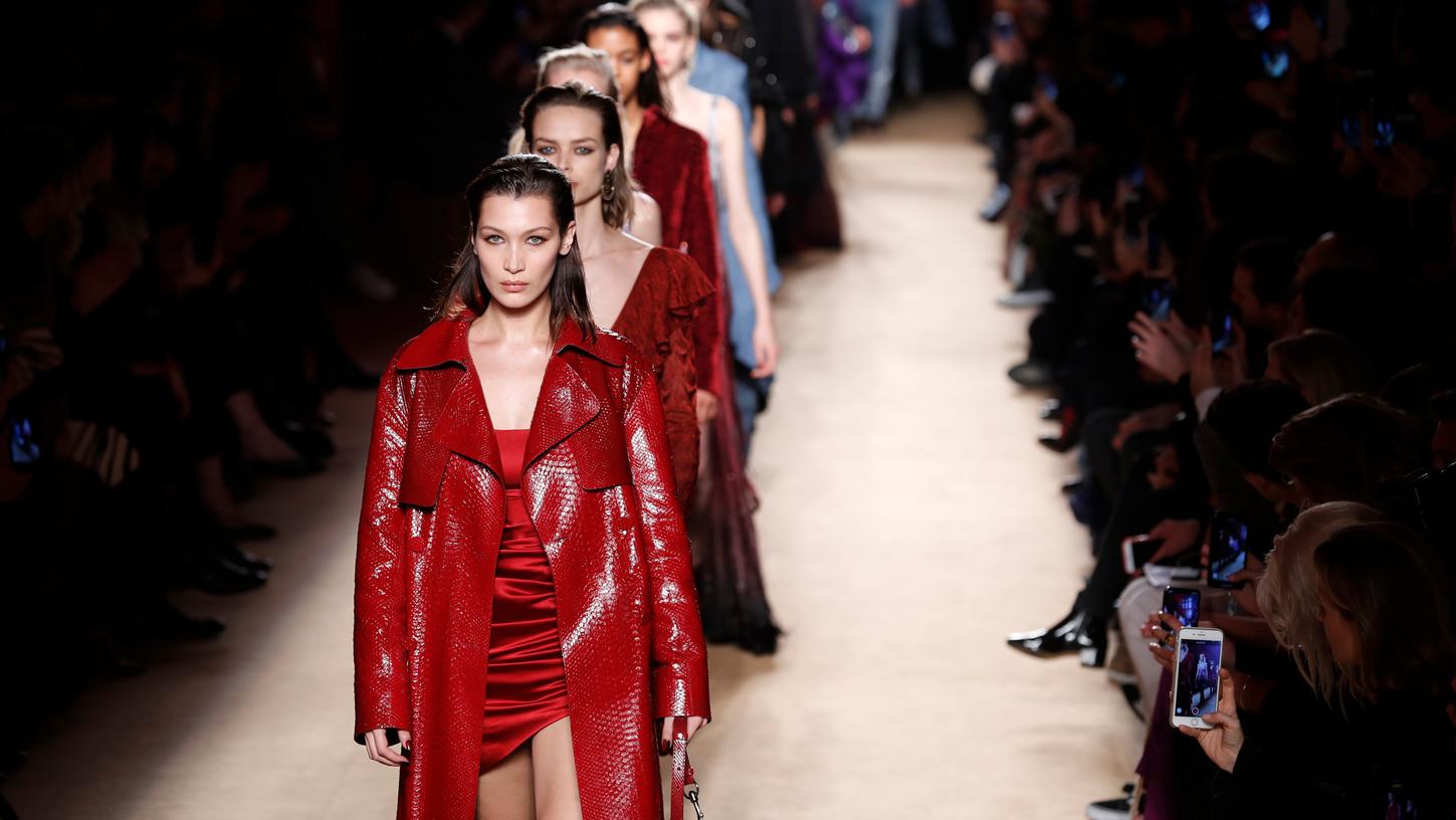 US-Model Bella Hadid verlieh der Mailänder Modewoche im roten Ledermantel einen Hauch von Erotik.