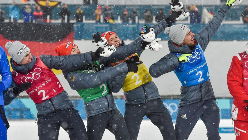 Eric Frenzel, Johannes Rydzek, Vinzenz Geiger und Fabian Rießle stehen auf dem Podest und zeigen den Usain-Bolt-Bogen. So überlegen wie der Sprinter aus Jamaika seine 100-Meter-Rennen bestreitet, gewinnen die Nordischen Kombinierer ihre Staffel. Silber holt Norwegen – mit 52 Sekunden Rückstand.