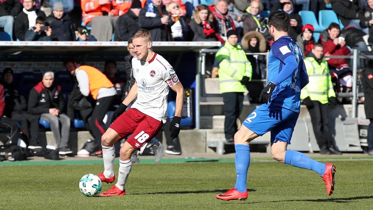 Ein schwaches 0:0, das dem Club aber weiterhilft: In Bochum kamen Behrens und Co. nicht über das Remis hinaus. Ein schwaches 0:0, das dem Club aber weiterhilft: In Bochum kamen Behrens und Co. nicht über das Remis hinaus.