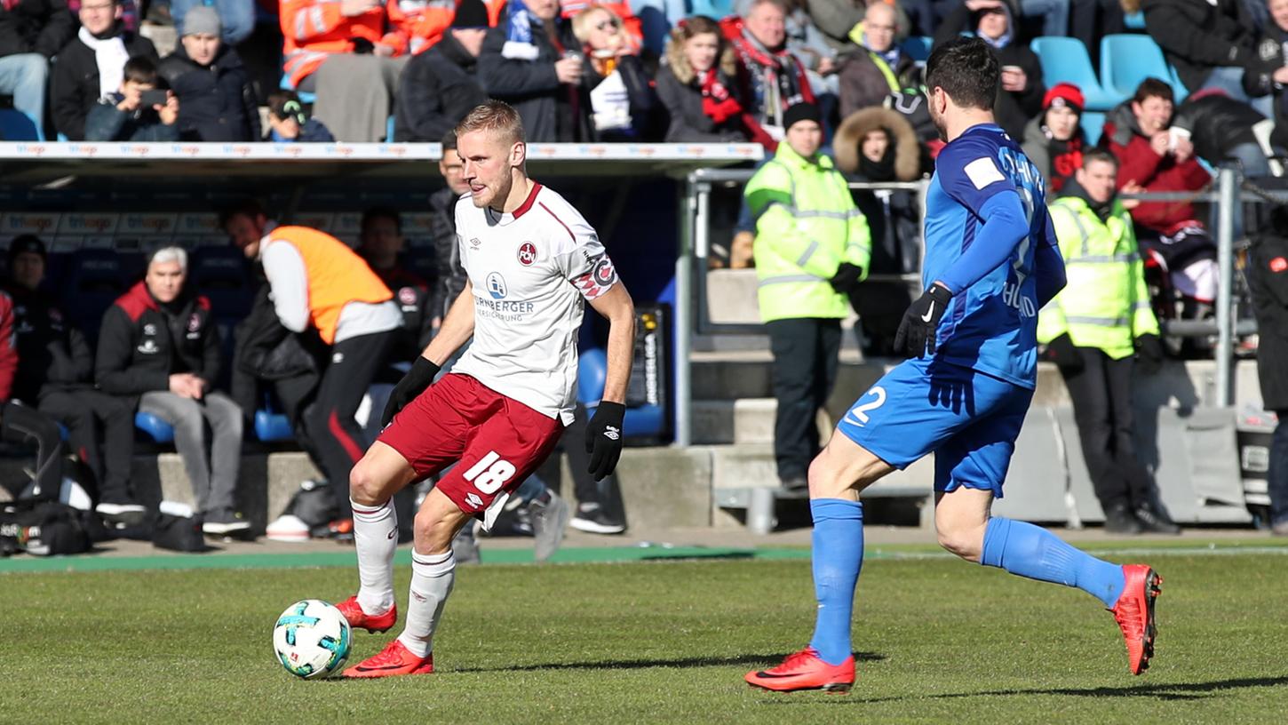 Ein schwaches 0:0, das dem Club aber weiterhilft: In Bochum kamen Behrens und Co. nicht über das Remis hinaus.