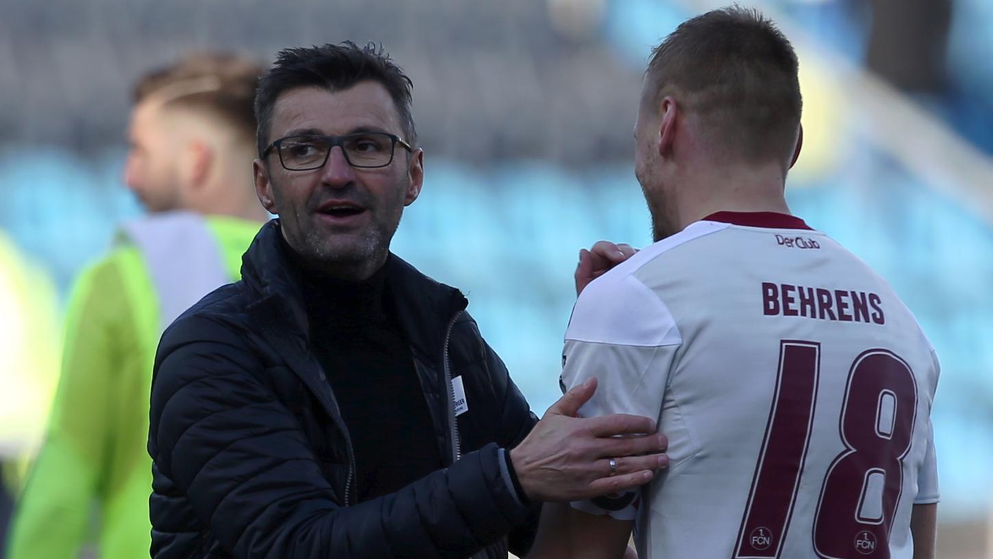 Kann mit dem Punkt gut leben: Trainer Michael Köllner mit Club-Kapitän Hanno Behrens nach dem Spiel in Bochum. Kann mit dem Punkt gut leben: Trainer Michael Köllner mit Club-Kapitän Hanno Behrens nach dem Spiel in Bochum.