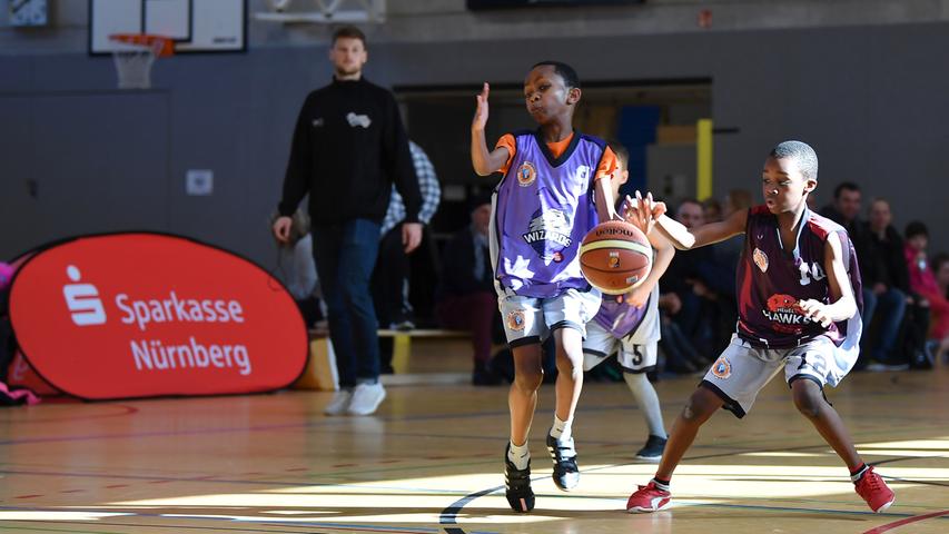 Kleine Falcons-Fans: Nürnbergs Basketballer beim Grundschulcup