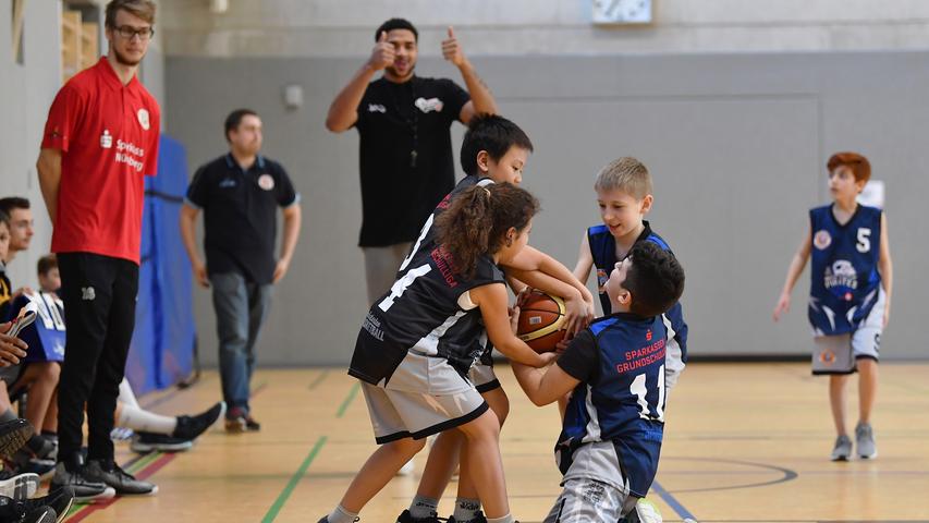 Kleine Falcons-Fans: Nürnbergs Basketballer beim Grundschulcup