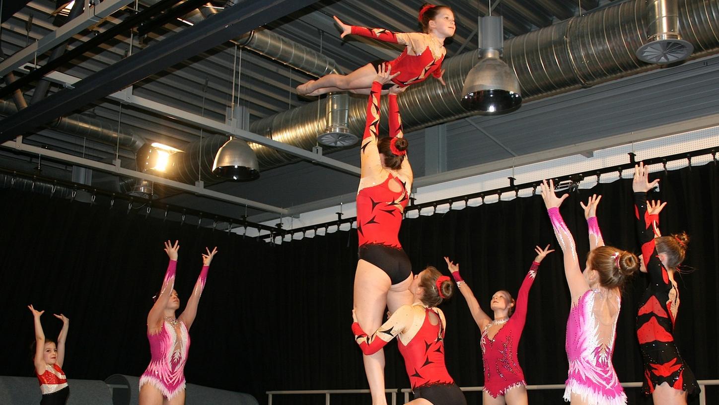 Aller Ehren wert: Die DJK-Sportakrobatinnen zeigten in der Eggerbachhalle wieder einmal ihr beeindruckendes Können.