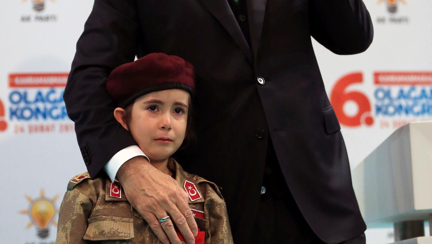 Erdogan weist weinendes Mädchen in Soldaten-Uniform zurecht