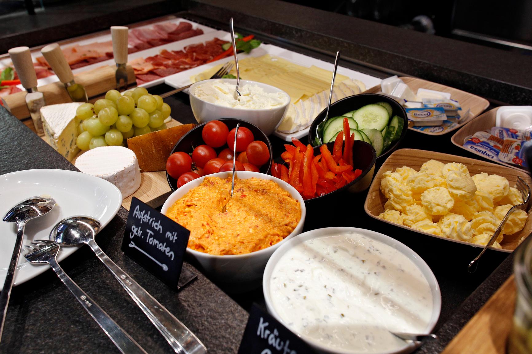 Frühaufsteher willkommen! Das Frühstücksbuffet im Mondo steht unter der Woche bereits ab 7.30 Uhr und am Wochenende ab 8.30 Uhr bereit. Vom Chia-Brötchen bis hin zum Blaubeerpancake: Hier können Gäste bis 14 Uhr neben unterschiedlichen Salaten, Lachs, Kräuterquark, Aufstrich aus sonnengetrockneten Tomaten, Gemüse, Obst und Joghurt auch Mousse au Chocolat, Kuchen, alle Arten von Eierspeisen, süßen Couscous, Müsli, Bratwürstchen und Speck frühstücken. Der Preis für den Sonntagsbrunch im Mondo: 13,50 Euro. Saft und Wasser sind inklusive.