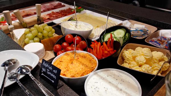 Frühaufsteher willkommen! Das Frühstücksbuffet im Mondo steht unter der Woche bereits ab 7.30 Uhr und am Wochenende ab 8.30 Uhr bereit. Vom Chia-Brötchen bis hin zum Blaubeerpancake: Hier können Gäste bis 14 Uhr neben unterschiedlichen Salaten, Lachs, Kräuterquark, Aufstrich aus sonnengetrockneten Tomaten, Gemüse, Obst und Joghurt auch Mousse au Chocolat, Kuchen, alle Arten von Eierspeisen, süßen Couscous, Müsli, Bratwürstchen und Speck frühstücken. Der Preis für den Sonntagsbrunch im Mondo: 13,50 Euro. Saft und Wasser sind inklusive.