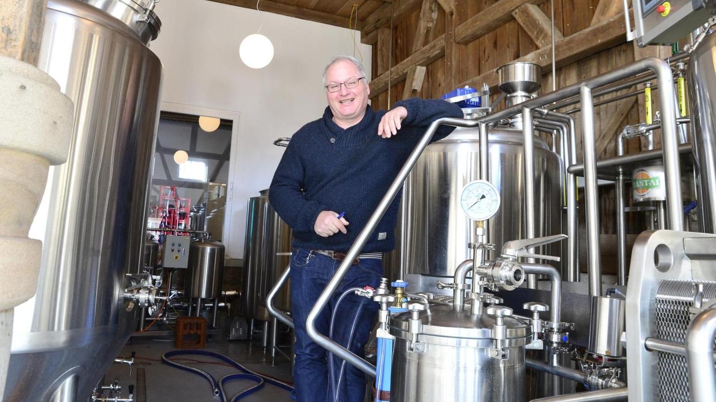 Christoph Oberle hat für den Hausgebrauch ein Fass aufgemacht und selbst eine kleine Brauerei eingerichtet. Sohn Peter ist dafür verantwortlich.
