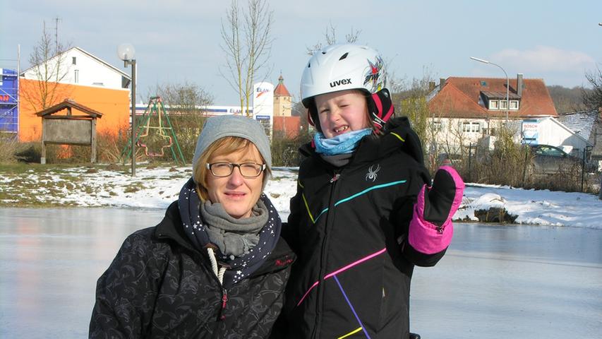 Das Eis auf dem Bärenwirtsweiher ist gerichtet: Zu den ersten Textläufern gehören Denise Scharnowski und ihre Tochter Luisa aus Haundorf.