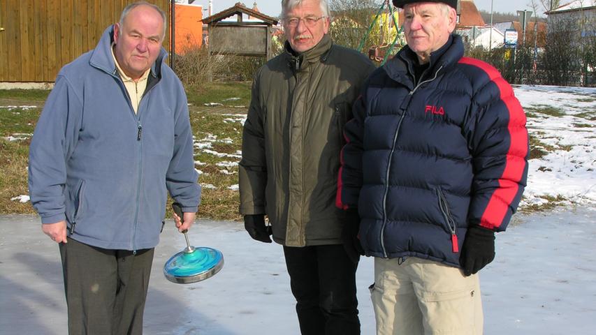 Kaum hat der Gunzenhäuser Bärenwirtsweiher geöffnet, haben Günter Winkler, Gerhard Eckhardt und Herbert Pötzl (von links), alle drei Mitglieder des Eislaufclubs Gunzenhausen, ein Training für Eisstockschießen angesetzt