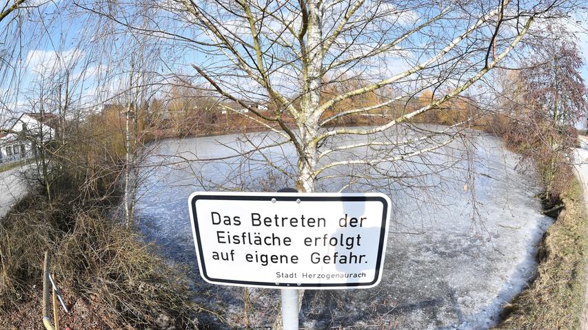 Am Wiwa-Weiher in Herzogenaurach warnt ein Schild vor dem Betreten der Eisfläche.
