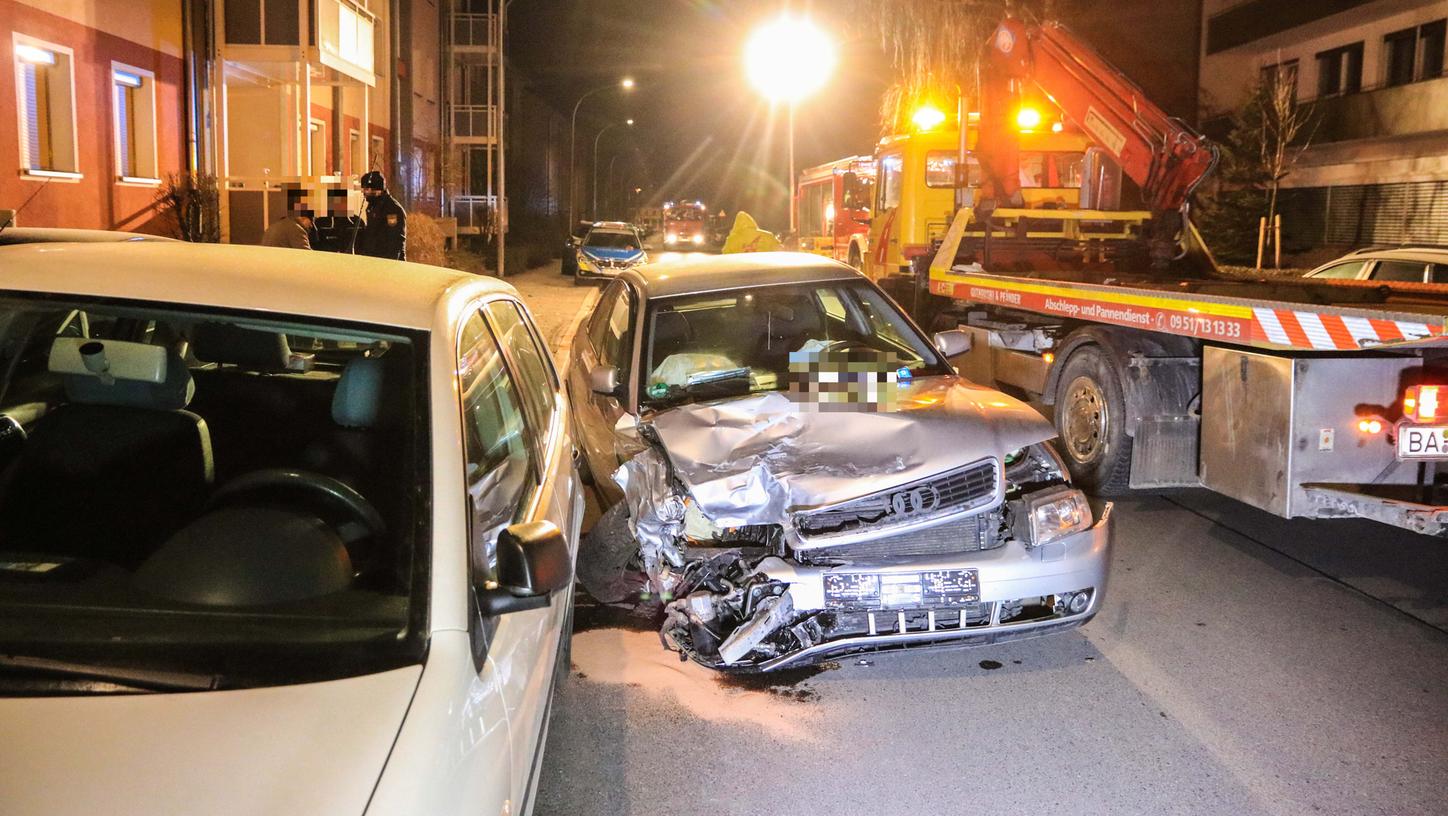 Bamberg: Betrunkener Autofahrer prallt auf parkende Pkw