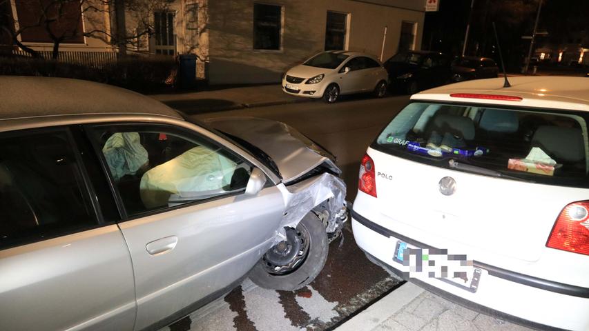 Betrunkener Pkw-Fahrer rammt drei parkende Autos