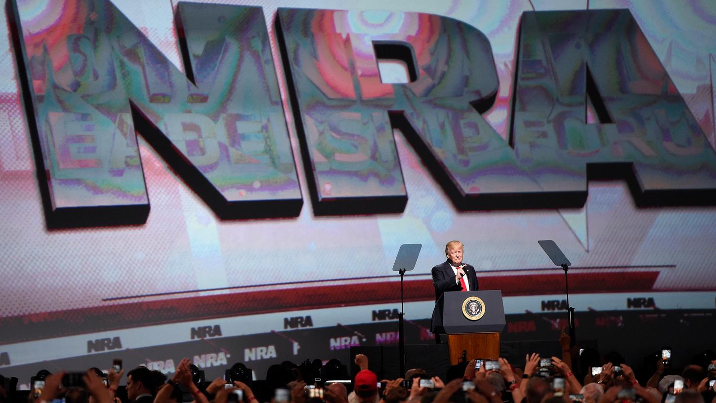 US-Präsident Donald Trump spricht bei einer Konferenz der Waffenlobby National Rifle Association (NRA). Bei einem Auftritt vor Governeuren erklärte Trump nun, die NRA sei "auf unserer Seite."