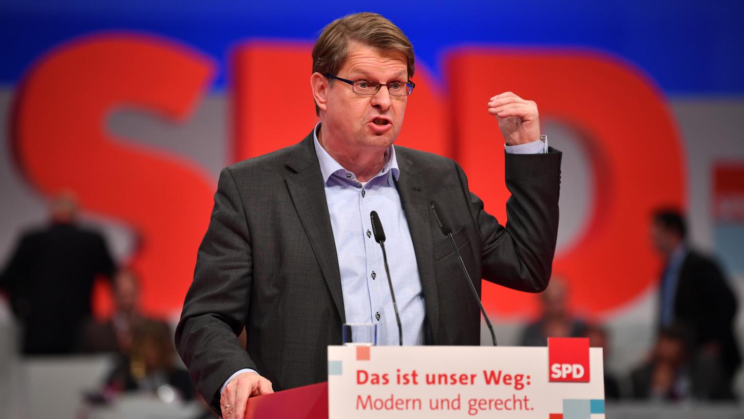 SPD-Vize Ralf Stegner spricht auf dem Bundesparteitag. Der Landesvorsitzende in Schleswig-Holstein erwartet beim Mitgliederentscheid eine Mehrheit für eine neue große Koalition mit der Union. Am Freitag stimmt die Basis ab. Das Ergebnis soll am Sonntag veröffentlicht werden.