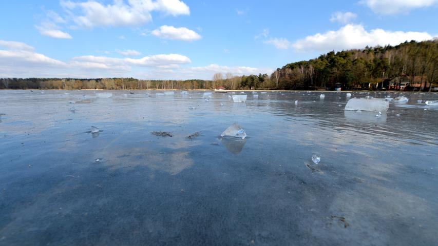 Am Dechsendorfer Weiher in Erlangen ist das Eislaufen noch nicht gestattet.