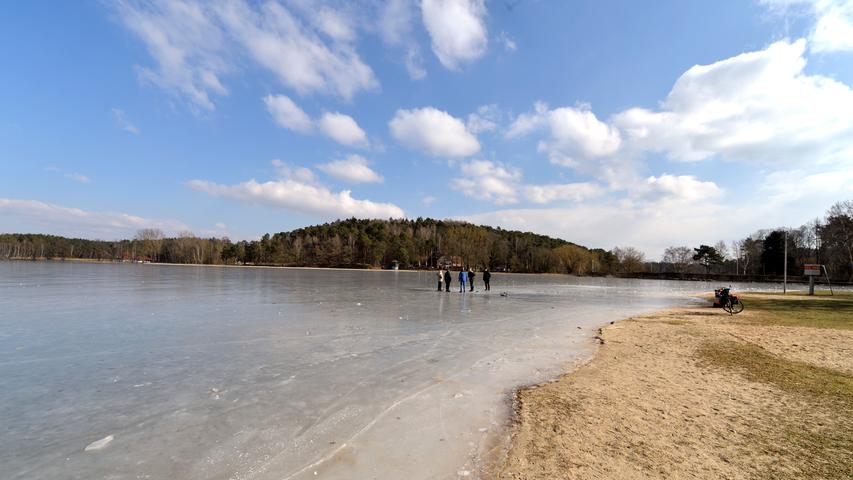 Der See in Dechsendorf ist bedeckt von einer geschlossenen Eisdecke.